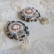 BO Angelique Marquise des Anges Haute-Couture bordada com pedras preciosas (cabochons Howlite brancos), cristais Swarovski e rocailles